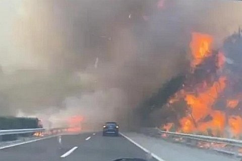 » 2. 湖南新田县山火持续数日 已有两名消防员牺牲湖南省永州市新田县10月17日发生森林火灾，截至目前官方尚未确认火灾已完全扑灭