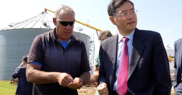 » 6. 中国大使秦刚在美国登上联合收割机收玉米 据中国驻美国大使馆网站9月17日消息，当地时间9月16日，秦刚大使在密苏里州圣路易斯市出席中美气候智慧型农业圆桌会，并实地考察当地农场耕作情况