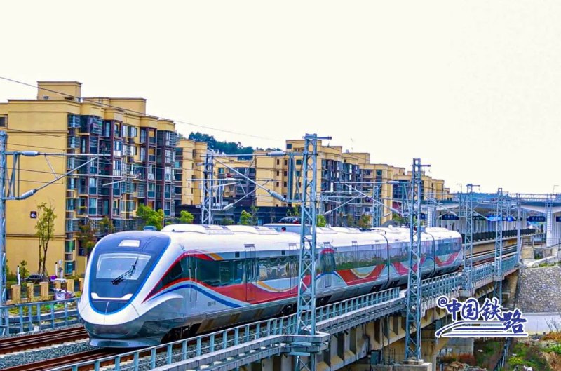2. 贵阳开通环城铁路贵阳环线铁路全长约113公里，共设17个车站，其中白云西、金阳、金阳南、金华镇、花溪西、贵安、芦官、湖潮东、天河潭、党武、花溪大学城、花溪南、孟关、双龙南14个站为新建站，贵阳、贵阳北、白云北为既有站