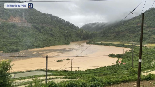 15. 广西忻城县3名学生上学途中被洪水冲走，2人不幸遇难27日上午，一场洪水侵袭了广西忻城县，当地六安村的几名学生乘坐一辆面包车，到镇上的学校或幼儿园上学，因半路车辆无法继续前进，司机便让学生们下车步行，结果因为水势太急，途中有3名学生不慎摔倒，被洪水冲走