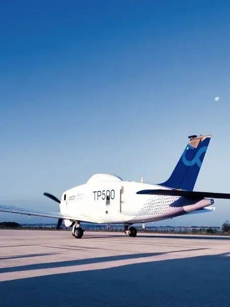 11. TP500无人运输机成功首飞 载500公斤 飞500公里6月18日上午，由航空工业一飞院研制的TP500无人运输机实现首飞
