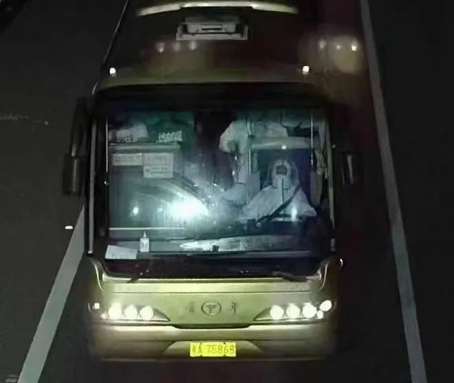 » 2. 贵州一客车高速侧翻，至少27人死亡据贵州黔南州三都县公安局通报， 9月18日凌晨，黔南州三（都）荔（波）高速（贵阳往荔波方向）发生一起客车侧翻事故