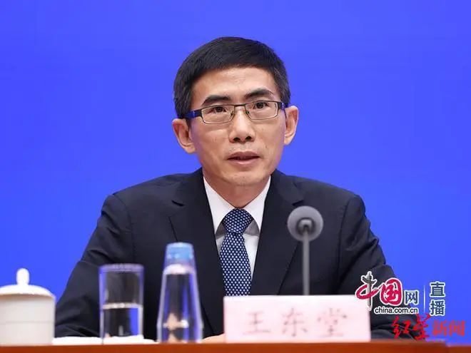 4. 中国服务贸易逆差大幅收窄 商务部：旅行逆差收窄是最主要因素8月23日，就我国服务贸易逆差收窄的问题，商务部服务贸易和商贸服务业司司长王东堂表示，受疫情冲击，旅行进出口大幅下降，是服务贸易逆差下降的最主要因素