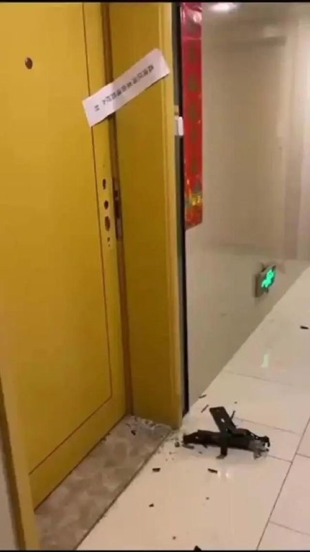 3. 广州一小区业主酒店隔离期间家门被强制破锁？物业回应：为消毒和排查7月15日，有网友爆料，广州邦华·星际小区业主在酒店隔离期间，家门锁被社区拆掉强行破门，涉及一百多户