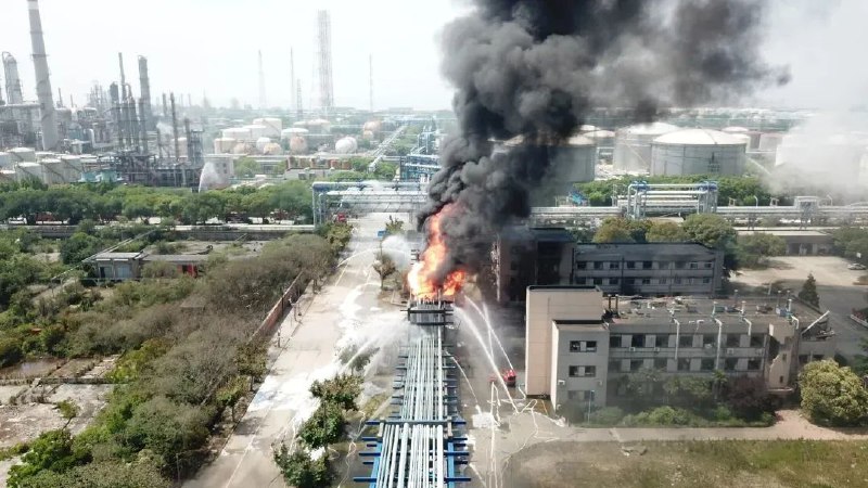 6. 上海石化金山化工部发生火灾 已致一人死一受伤上海石化化工部乙二醇装置区域6月18日凌晨4点左右发生火灾后，上海市、区相关部门立即启动应急预案，组织救援力量赶赴现场进行扑救