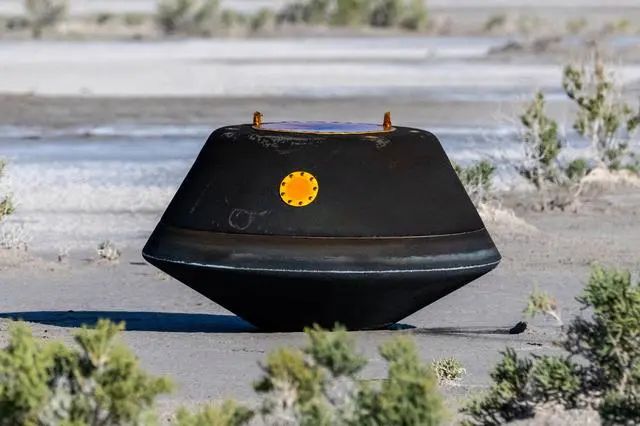 » 1. NASA首个小行星采样任务样本返回地球美国首个小行星采样探测器奥西里斯-REx在小行星贝努上采集的样本于24日返回地球