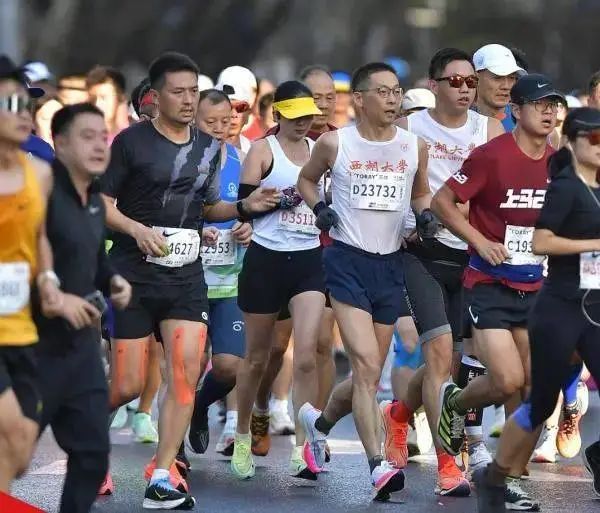 » 18. 56岁施一公院士参加上海马拉松 跑进4小时11月26日的上海马拉松赛上，施一公再次以这样的装扮冲过终点线，并且56岁的他成功跑进了4小时，以3:42:53的成绩完赛
