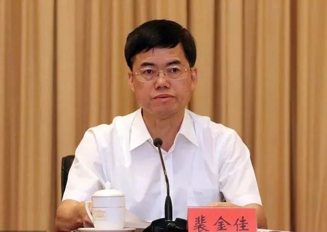 10. 国台办副主任裴金佳履新退役军人事务部党组书记4月30日上午，中央组织部有关负责同志出席退役军人事务部领导干部会议，宣布中央决定：裴金佳同志任退役军人事务部党组书记，孙绍骋同志不再担任退役军人事务部党组书记职务，另有任用