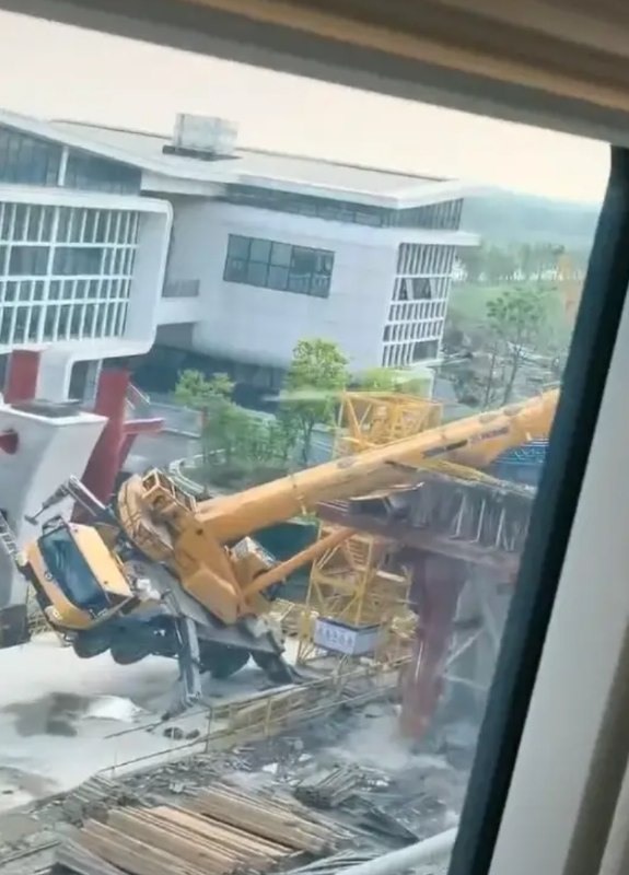 » 3、铁路附近吊车倾覆干扰火车接触网，沪苏湖高铁多趟列车晚点4月18日下午，沪苏湖高铁湖州南浔站附近发生一起因外部施工引发的铁路运行异常事件，施工吊车吊臂倾斜靠近铁路接触网，导致高铁供电受影响，多趟列车出现晚点