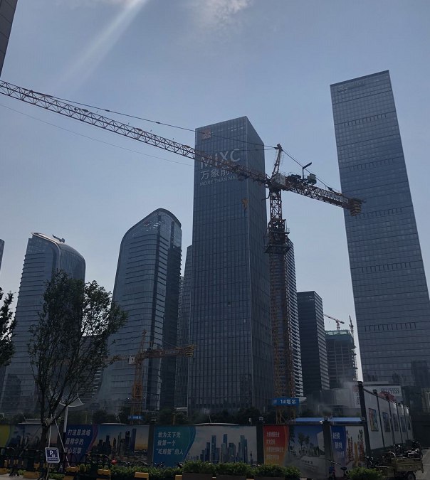 3. 退租面积超过新租 北京二季度写字楼净吸纳量为负二季度，北京写字楼市场数据全面走跌，吸纳量和租金下降、空置率走高