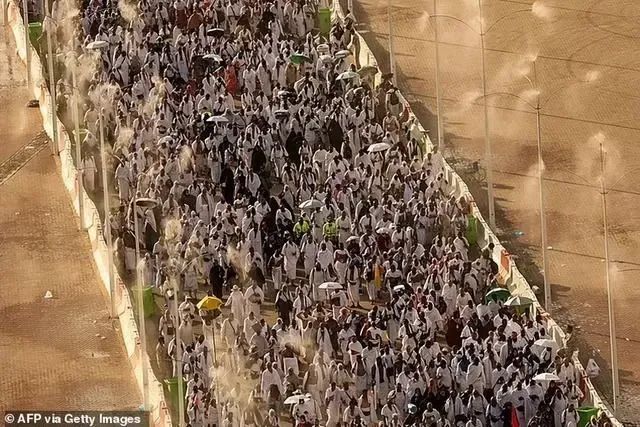 » 9. 麦加朝觐中暑死亡人数过1000大约有180万的伊斯兰教信徒，在最近几天前往了沙特阿拉伯的麦加，参加一年一度的朝觐活动