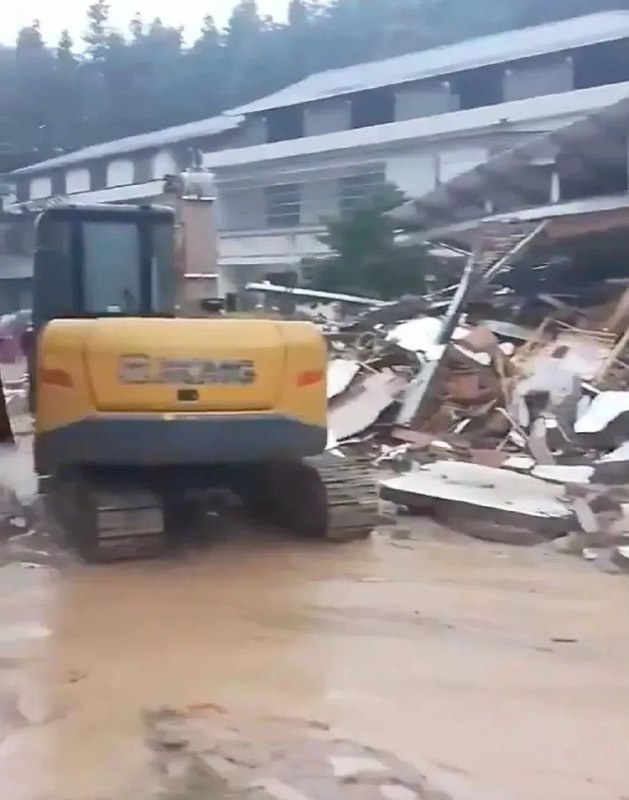 » 5、湖南一地山体滑坡造成民宿被冲倒21人被埋，已致12死6伤7月28日8时18分，衡阳市南岳区寿岳乡岳林村因山洪引发山体滑坡，造成一栋一层民宿被冲倒，经搜救人员现场初步摸排有21人被埋，较此前民宿业主报告的被埋人数多3人