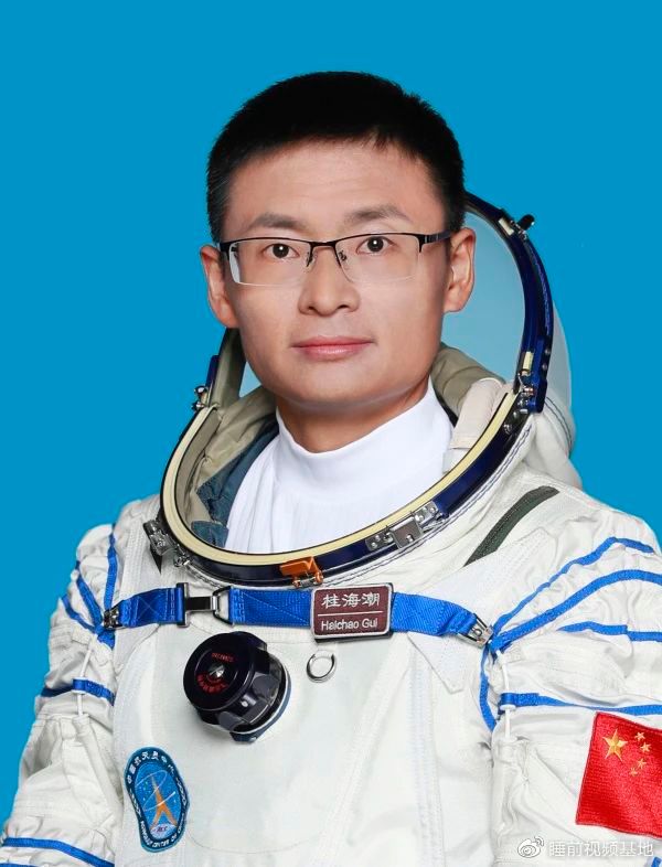 » 13、我国出现首位戴眼镜执飞航天员专家：发射与返回的时候不戴5月29日，神舟十六号乘组三名航天员与公众正式见面，由指令长景海鹏、航天飞行工程师朱杨柱 、载荷专家桂海潮3名航天员组成