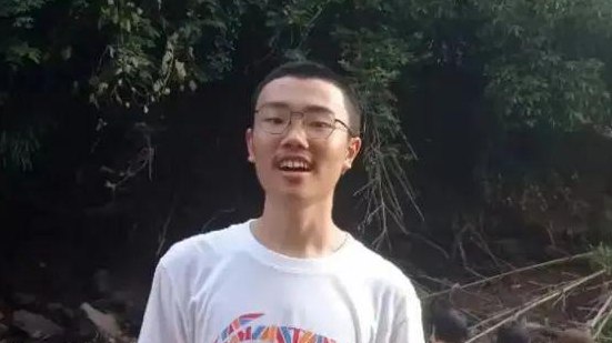 » 2. 胡鑫宇失踪106天后在学校附近被发现尸体 现场有录音笔1月29日，江西上饶警方通报，1月28日12时25分许，铅山县公安局接到群众电话报警称，在河口镇金鸡山区域树林中发现一具缢吊尸体，经DNA检验确定死者系铅山县致远中学学生胡鑫宇