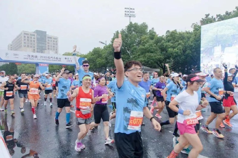 » 12. 杭州马拉松，3.5万人西湖沿途开跑 11月20日，2022杭州马拉松开跑，运动员和马拉松运动爱好者跑经西湖