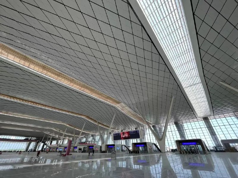 15. 新建的郑州南站5月31日起更名为“郑州航空港站”基于河南省政府关于新建郑州南站战略定位、发展前景、服务出行等各方面的考量，以及郑州城市框架和郑州铁路枢纽前瞻性规划，近日，中国国家铁路集团有限公司下发通知，新建郑州南站将更名为郑州航空港站，实施日期为2022年5月31日