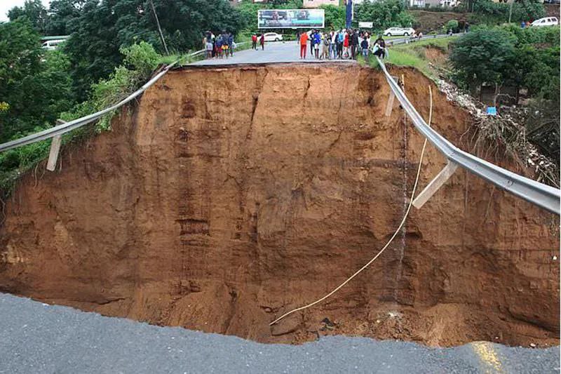 14. 遭遇“六十年一遇”降雨， 南非东部洪水死亡人数升至341人由于连日强降雨，南非东部夸祖卢-纳塔尔省发生洪水，截至14日洪水造成的死亡人数已升至341人