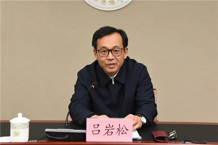 10. 吕岩松任新华社总编辑任命崔茂虎为国家宗教事务局局长；任命傅华为新华通讯社社长；而在中国驻南斯拉夫大使馆被炸的唯一幸存媒体人吕岩松，则接任总编辑