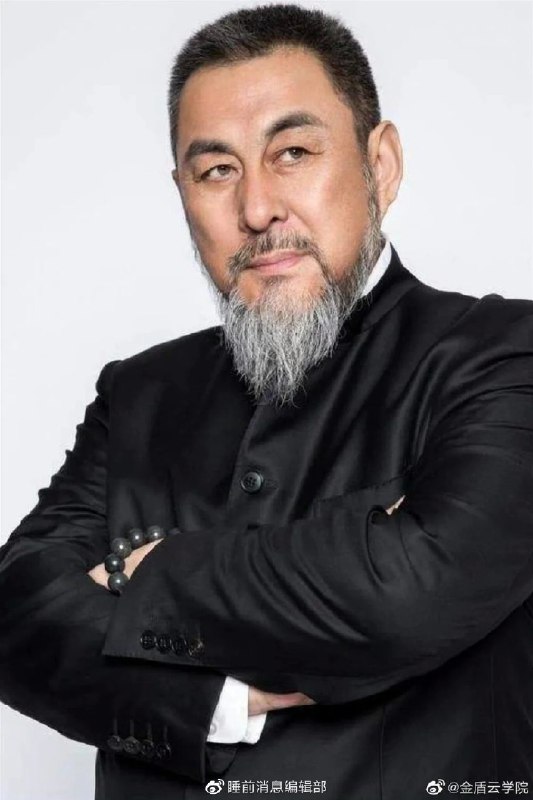 » 13、老版《三国演义》关羽扮演者陆树铭突发疾病去世，享年66岁陆树铭出生于山东青岛，1966年随支援西北建设的父亲一起，举家搬迁到陕西渭南，14岁时，陆树铭萌生了要当专业京剧演员的想法，但遭到父亲反对，中学毕业后进入陕西青年篮球队打球，后又在航天部630所负责航空摄影