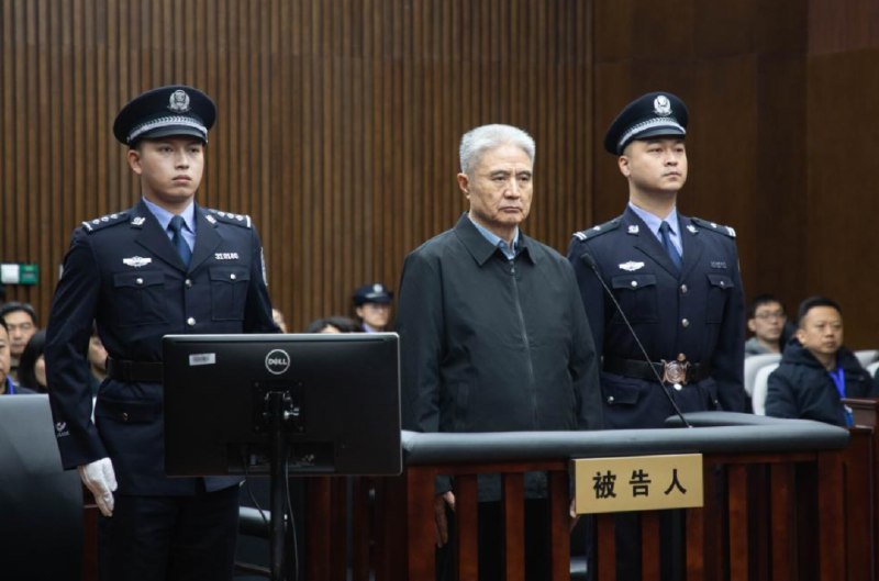 » 4、搞钱1.13亿  海南省委书记罗保铭判刑15年2025年12月9日，上海市第一中级人民法院一审公开宣判十三届全国人大华侨委员会副主任委员罗保铭受贿案，对被告人罗保铭以受贿罪判处有期徒刑十五年，并处罚金人民币五百万元；对罗保铭犯罪所得财物及孳息依法予以追缴，上缴国库