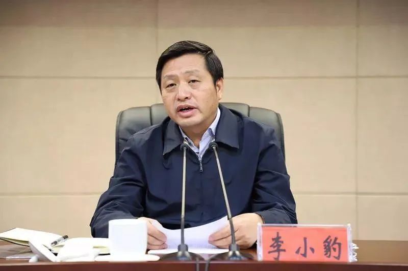 » 8、江西省文旅厅原党组书记李小豹被双开：背弃“两个维护”搞“七个有之”经查，李小豹丧失理想信念、背弃“两个维护”，搞“七个有之”，组织“小圈子”“小团伙”，落实党中央重大决策部署打折扣、搞变通，不履行全面从严治党第一责任人责任，不信组织信关系，严重污染任职地方政治生态；毫无组织原则，任人唯亲唯利唯圈，严重破坏选人用人风气；政绩观扭曲，好大喜功、急功近利、华而不实，不顾地方发展实际，漠视群众利益，搞形式主义、官僚主义；无视中央八项规定精神，违规收受礼品礼金，接受可能影响公正执行公务的宴请、旅游和娱乐活动安排；寡廉鲜耻、毫无道德底线，大搞权色、钱色交易；贪婪无度，官商勾结，大搞权钱交易，非法收受巨额财物