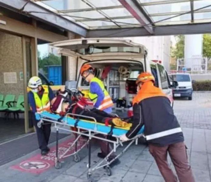 » 2. 台湾海洋执法机构追击 大陆2名渔民在金门附近死亡据中时新闻网等多家台媒14日报道，台“海巡署”宣称，“第九海巡队”今日在金门北碇东0.5里海域执行巡逻勤务，发现1艘大陆快艇“越界”撒网捕鱼且拒检，追逐过程中大陆船只翻覆，导致船上4人落海