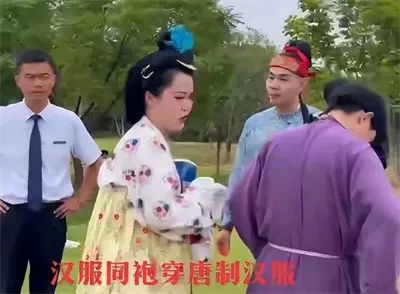 » 18、武汉一女子穿汉服被认作和服驱赶 公园回应称对服装没要求9月6日湖北武汉，有网友发视频称，在盘龙城国家考古遗址公园穿初唐时期服装拍照时，遭工作人员三次驱赶