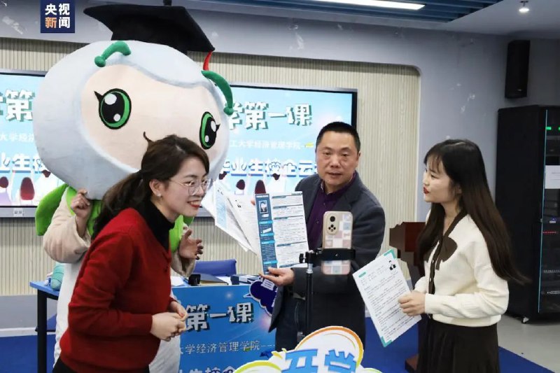 » 6. 浙江理工大学直播推销毕业生前不久，浙江理工大学经济管理学院的一场直播走红网络