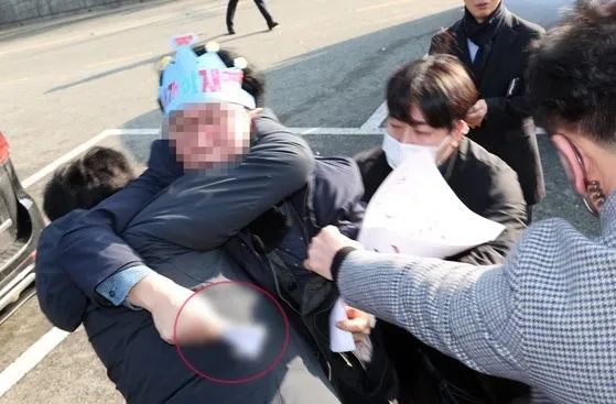 » 6. 韩国最大在野党党首李在明遇袭暂无声明危险当地时间1月2日上午，韩国最大在野党共同民主党党首李在明在韩国釜山出席活动时突然遇袭