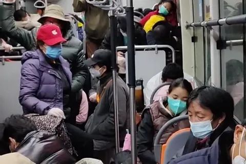 » 6. 拉萨就隔离转运问题致歉 有居民称整个转运过程长达6小时西藏自治区拉萨市在近日召开的疫情发布会上，就疫情防控工作存在的不足道歉