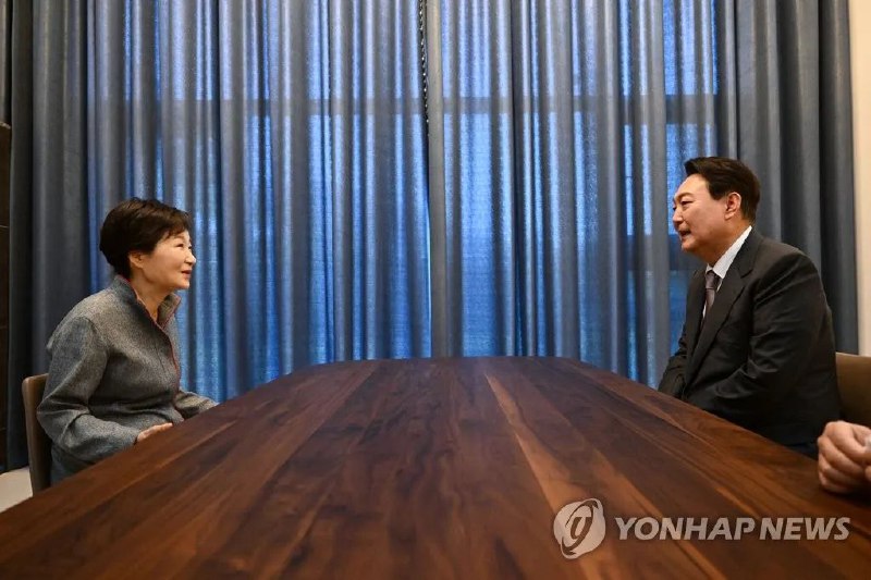 14. 曾经主持侦办朴槿惠案的韩国候任总统尹锡悦拜访朴槿惠韩国候任总统尹锡悦12日前往前总统朴槿惠位于大邱的私邸登门拜访，并就当年主持侦办朴槿惠“亲信干政”案的昔日旧怨表达歉意