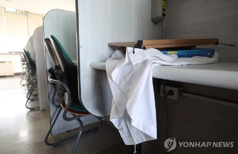 » 4、韩国20所大学医学教授准备集体辞职据韩联社16日报道，由韩国20所大学组成的“全国医科大学教授紧急对策委员会”15日晚召开线上会议，决定从本月25日起开始提交辞呈，具体时间因学校而异