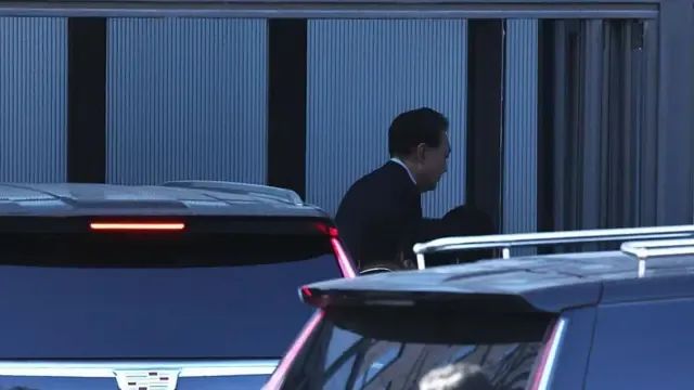 » 3、 尹锡悦放弃抵抗 接受逮捕韩国公调处称，当地时间15日10时33分，尹锡悦被捕