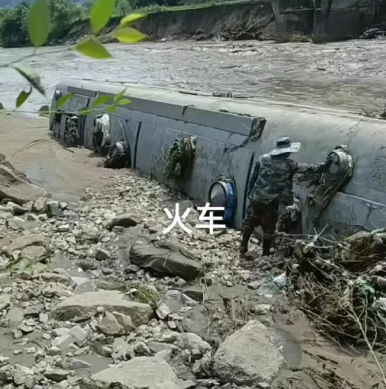 » 6. 黑龙江东宁市旧铁路线垮塌 火车车厢冲入河道近日，在黑龙江东宁市，有网友发布视频称在绥阳镇一河道内发现一节火车车厢