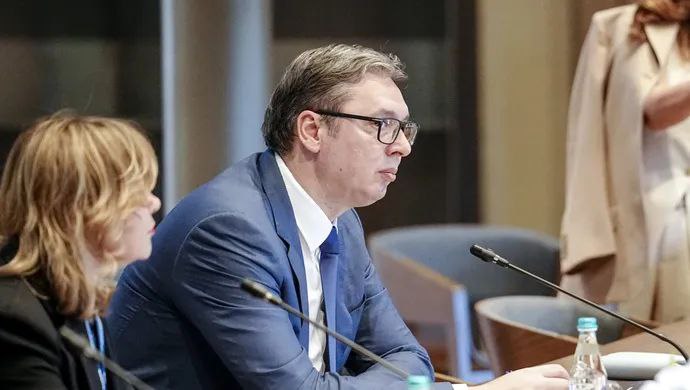 » 9、武契奇与泽连斯基首次会面，说没提制裁俄俄罗斯塞尔维亚总统武契奇2日表示，他1日在基希讷乌举办的欧洲政治共同体领导人会议期间与乌克兰总统泽连斯基进行了简短交谈，但两人未谈及制裁俄罗斯的话题，塞尔维亚依旧不打算实施此类制裁