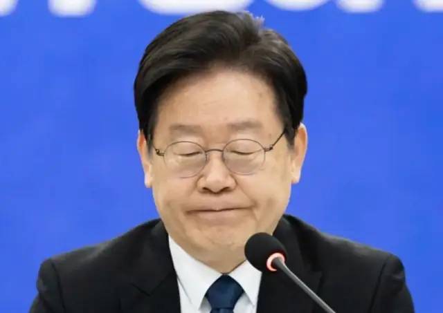 » 8. 韩国最大在野党党首李在明幕僚被发现在家中身亡韩国最大在野党共同民主党党首李在明担任京畿道知事时的幕僚、时任首任秘书室长的全亨洙(音，64岁)当地时间9日晚被发现在家中身亡，警方称其作出了“极端选择”，具体死亡原因还在调查中