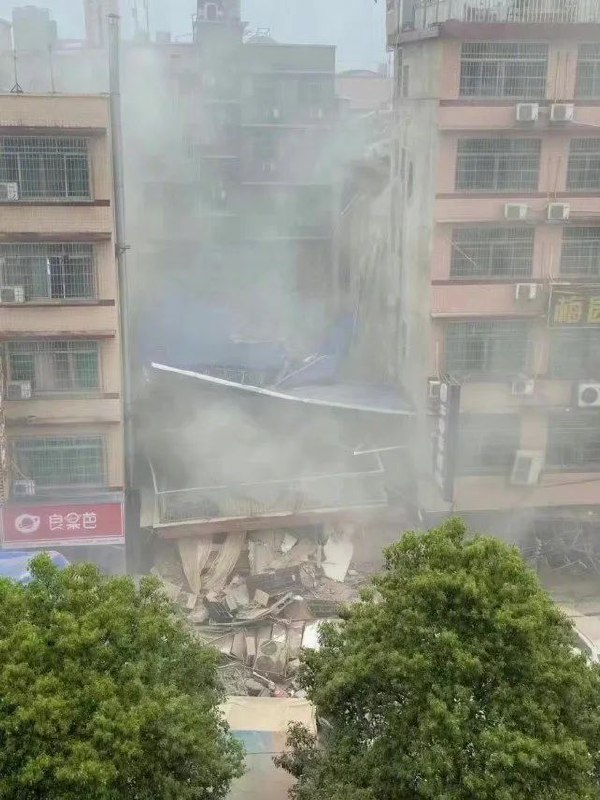 15. 长沙望城区一6层半民房垮塌现场照片显示，该楼倒塌后，废墟堆到两层高，侧面未倒塌的楼房也有部分受损