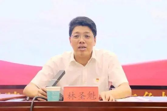 » 2. 福建省医保局长上个月跳楼死亡10月9日，经济观察网记者从多个信源获悉，福建省医保局局长林圣魁近日坠楼身亡