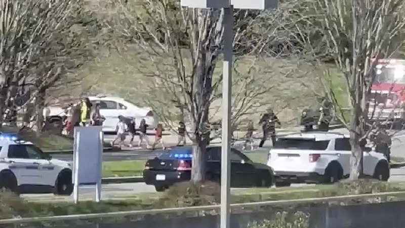 » 9. 美国田纳西州一小学发生枪击事件7人死亡，包括3名儿童美国田纳西州纳什维尔市一小学27日发生枪击事件，造成包括3名儿童在内的6人遇害，枪手被警察击毙