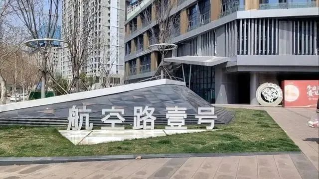 » 1. 开发商回应“备案3层建38层”：重点工程走的绿色通道“这两栋楼没有用地规划许可、工程规划许可、施工许可，却在市中心建到30多层