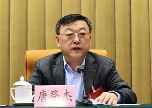 » 9. 民政部长唐登杰任山西省委书记，曾是上海最年轻副市长日前，中共中央决定：唐登杰同志任山西省委委员、常委、书记