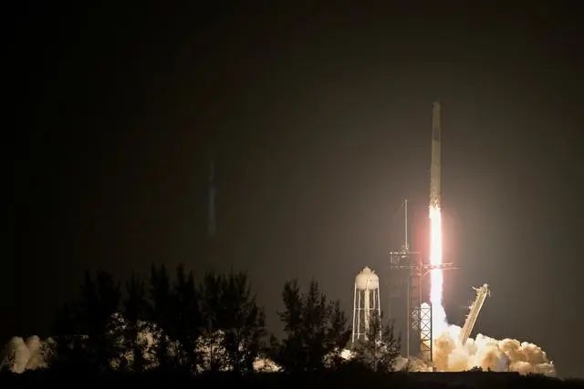 » 13. 美国“龙”飞船第七次为国际空间站轮换乘员 包括俄罗斯宇航员美国太空探索技术公司的“龙”飞船26日凌晨从佛罗里达州发射升空，搭载4名来自不同国家的宇航员飞往国际空间站