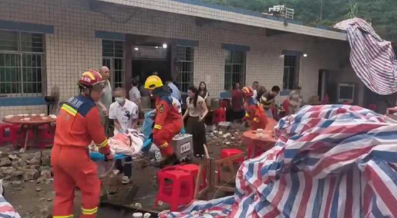 » 5、 四川升学宴雨棚拉倒墙 5死17伤据新华社，8月18日17时30分许，四川长宁县硐底镇新堡村一村民在家中院坝为子女举办升学宴，因临时搭建的雨棚积水过多，绳索拉力过大，导致用于固定雨棚的一楼房顶女儿墙（女儿墙：是建筑物屋顶周围的矮墙，主要作用是维护安全，并有装饰作用）墙体倒塌，造成3人现场死亡，2人送医后抢救无效死亡，另有17名伤者正在医院接受治疗