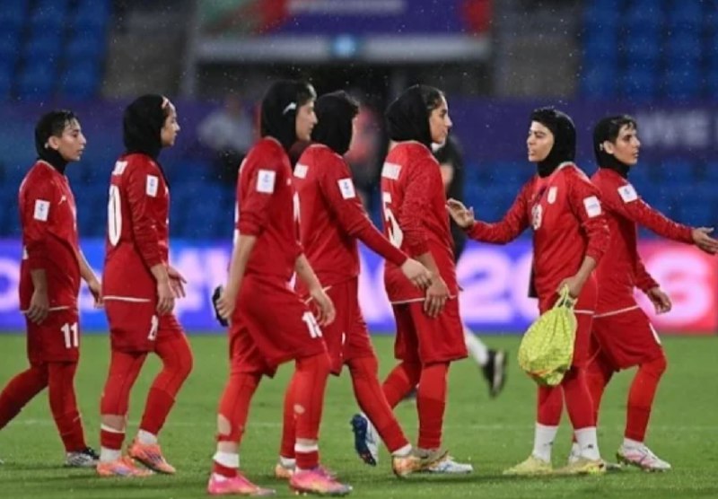 » 4、伊朗女足队员至少6人决定留在澳大利亚伊朗女足成员在澳大利亚参加亚洲杯比赛时没唱国歌，担心回国遭到报复，因而向澳大利亚寻求庇护