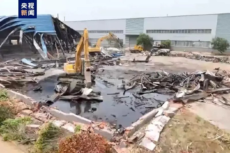 » 4. 滁州石化公司火灾  污染长江支流制造大面积死鱼近日，有网友在社交平台中发布的视频显示，滁河南京浦口段突然被严重污染，水质散发恶臭，出现大量死鱼死虾