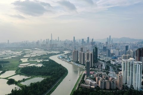 » 2. 深圳罗湖首推“过境”土地“境内关外、视同境外”特殊监管深圳罗湖区推出首宗“过境”土地，该地块已完成土地纳储，法定图则正在调整