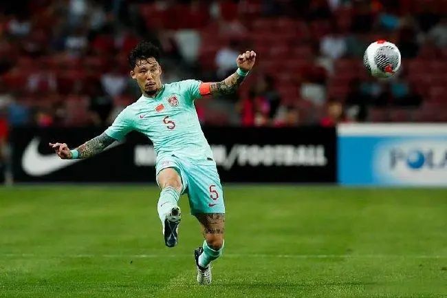 » 13. 两球领先 世预赛国足2：2平新加坡北京时间21日晚结束的世界杯预选赛中，国足在先入两球的情况下，客场被世界排名第156位的新加坡队2：2逼平，小组出线前景有些不乐观