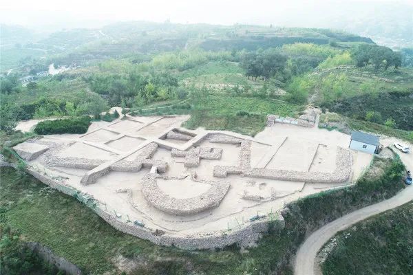 » 11. 全国十大考古发布，开封州桥遗址等十个项目入选湖北十堰学堂梁子遗址、山东临淄赵家徐姚遗址、山西兴县碧村遗址、河南偃师二里头都邑多网格式布局、河南安阳殷墟商王陵及周边遗存、陕西旬邑西头遗址、贵州贵安新区大松山墓群、吉林珲春古城村寺庙址、河南开封州桥及附近汴河遗址、浙江温州朔门古港遗址等十个项目入选2022年度十大考古新发现