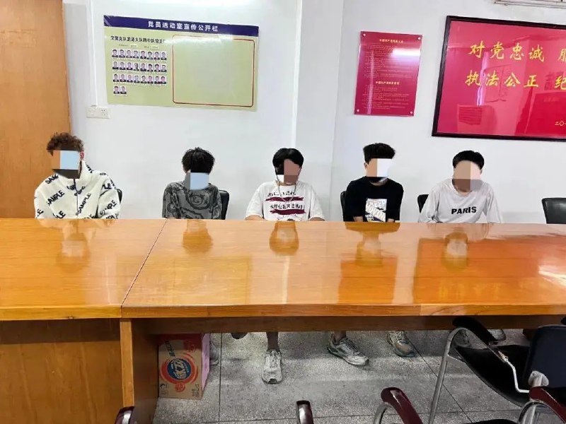 14. 广东：梅州5名未成年男孩无证驾驶8小时到汕头看海5月25日，广东汕头，有群众报称一辆未悬挂号牌的小汽车在路上逆向行驶，车上搭载着几名没穿上衣的青少年，形迹可疑