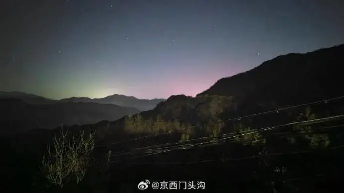 » 14、中纬度的北京罕见出现极光与地磁暴有关12月1日晚，在黑龙江省大兴安岭地区漠河、塔河等地出现极光，不少当地居民以及游客拍摄到这一美景